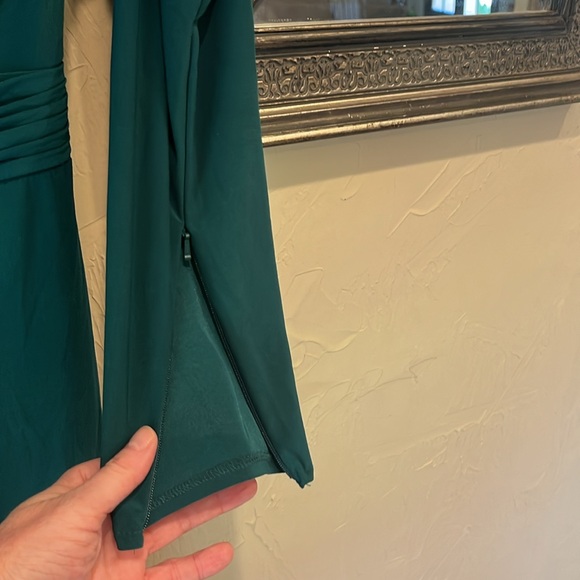 NWOT Mac Duggal size 6 emerald green long sleeve v-neck gown - Picture 7 of 13